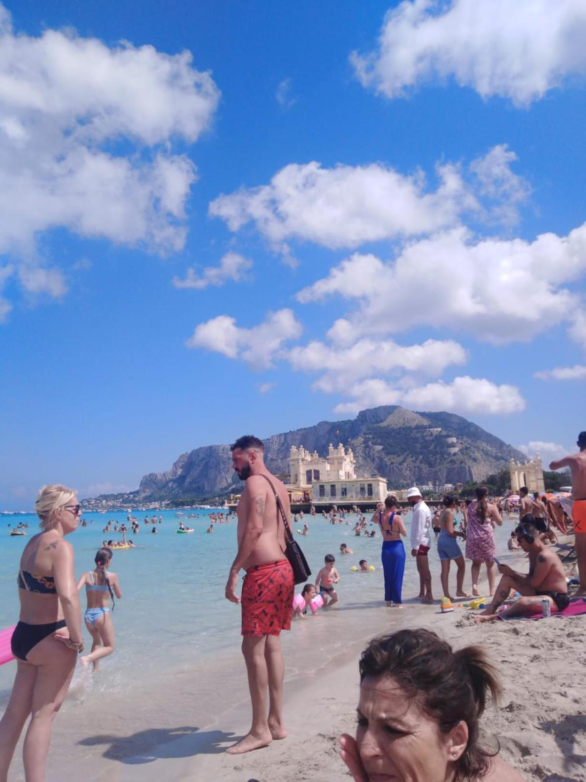 Casa Amari Alla Zisa Hostel Palermo Esterno foto